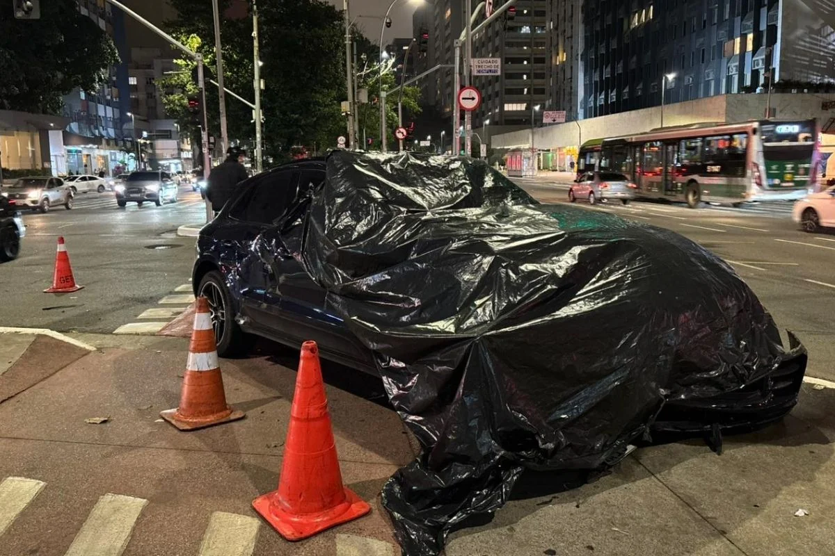 Viatura da PM e Porsche colidem na Avenida Brigadeiro Faria Lima, em São Paulo Viatura da PM e Porsche colidem na Avenida Brigadeiro Faria Lima, em São Paulo