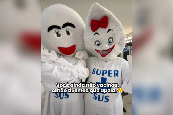 Campanha de vacinação em Passos usa Casal Zé Gotinha esquisito