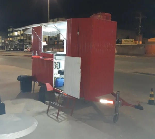 trailer que funciona como hamburgueria no Paranoá