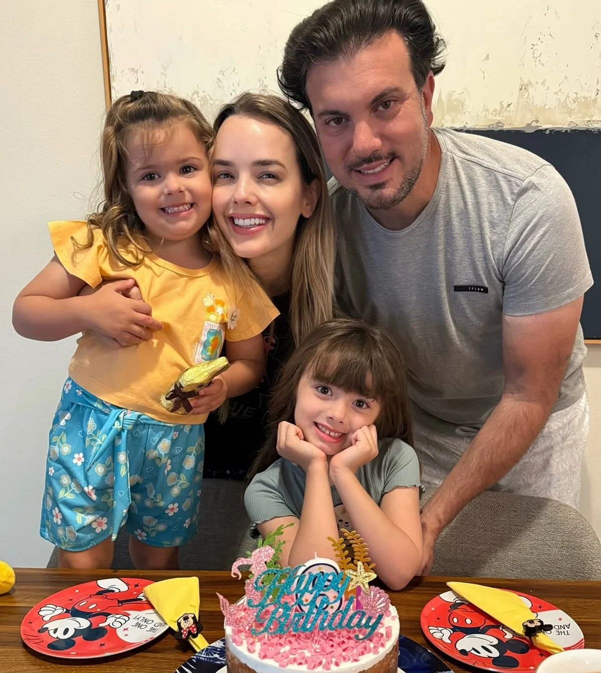 Thaeme, o marido e as filhas, comemoram o aniversário da primogênita Thaeme, o marido e as filhas, comemoram o aniversário da primogênita
