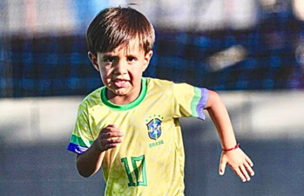 Garoto brasileiro de 5 anos viraliza com cobranças de falta e ganha like de Benzema