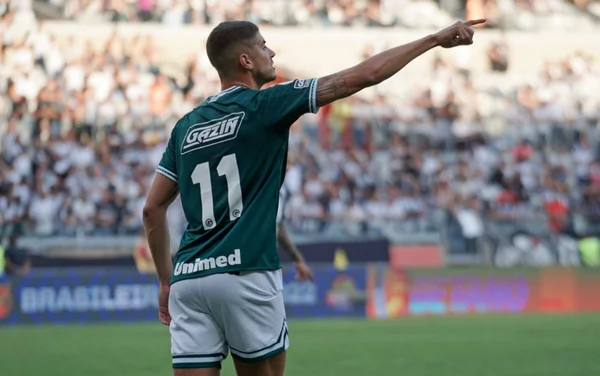 Pedro Raul comemora gol pro Goiás