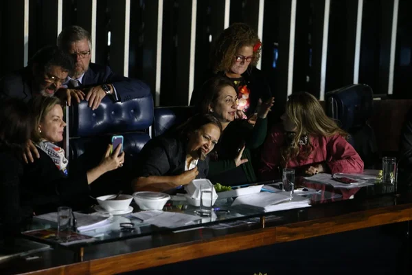 Conselho de Ética livra senadoras de punição por protesto em votação