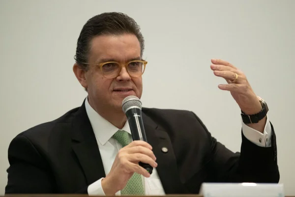 Homem de óculos com microfone