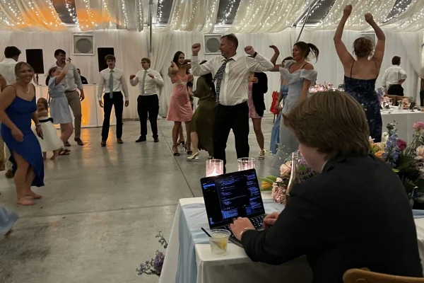 Foto colorida de um homem trabalhando no casamento - Metrópoles