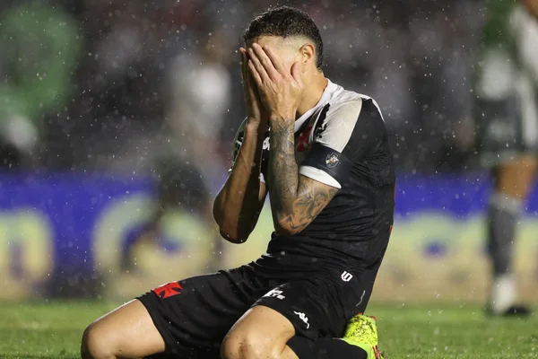 Foto colorida de Vegetti após perder gol na Copa do Brasil pelo Vasco - Metrópoles