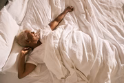 Ter uma boa rotina de sono também é imprescindível, pois noites bem-dormidas favorecem o processo metabólico e promovem a recuperação do corpo após os exercícios físicos Ter uma boa rotina de sono também é imprescindível, pois noites bem-dormidas favorecem o processo metabólico e promovem a recuperação do corpo após os exercícios físicos
