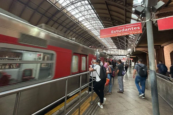 Imagem colorida mostra a Estação Estudantes, da Linha 11-Coral - Metrópoles