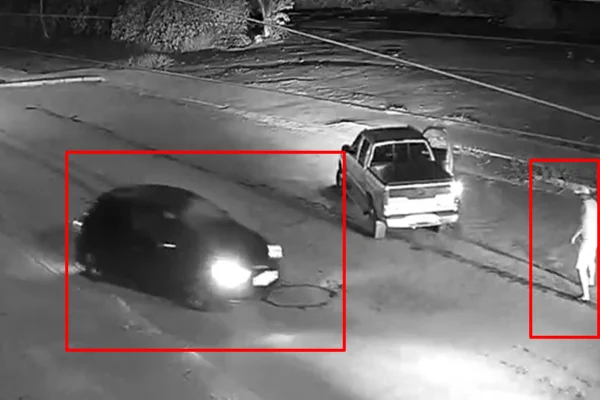 Câmera flagra momento em que cliente atropela e arrasta dono de bar