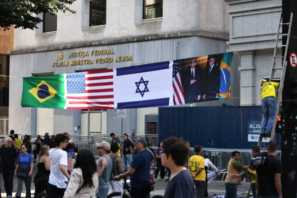 Imagem colorida de ato de Bolsonaro na Paulista