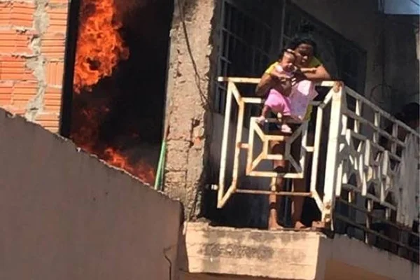 Avó lança neta de 3 meses do segundo andar para salvá-la de incêndio. Veja
