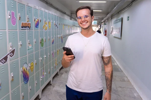 Fotografia colorida mostrando estudante em corredor de faculdade-Metrópoles