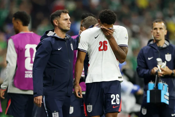 Jarell Quansah foi expulso durante jogo da Inglaterra contra o México pela Copa do Mundo