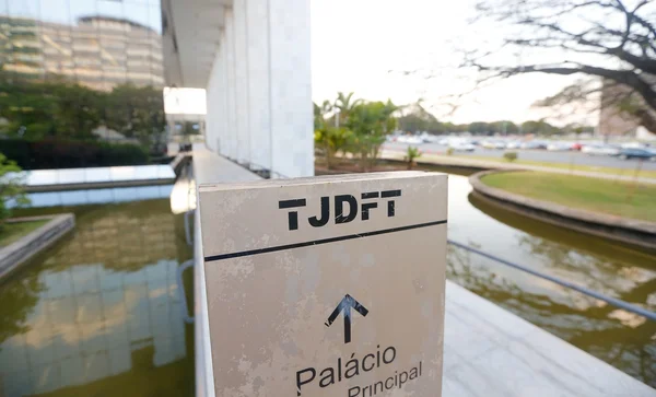 Justiça manda GDF indenizar menor que espera há 10 anos por cirurgia