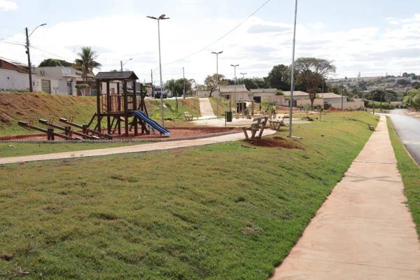 imagem colorida praça de lazer aparecida de goiania