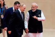 O primeiro-ministro da Índia, Narendra Modi (D), caminha ao lado do presidente da Rússia, Vladimir Putin, durante a Cúpula da Organização para Cooperação de Xangai (OCX) 