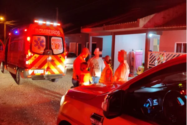 Imagem colorida da equipe do Corpo de Bombeiros no local do incidente - Metrópoles