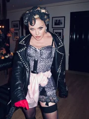 Madonna em um traje que, segundo ela, "entrega Desperate Housewives" Madonna em um traje que, segundo ela, "entrega Desperate Housewives"