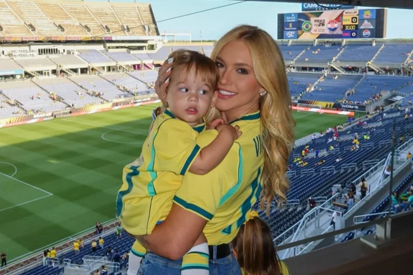 Foto de Virginia com os filhos em jogo do Brasil