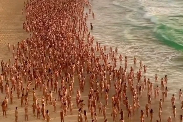 Vídeo. Milhares de pessoas ficam nuas em praia na Austrália; entenda