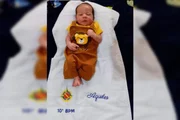 Bebê com um presente do 10º BPM