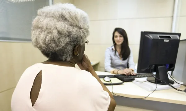 Imagem colorida de idosa de frente com uma assistente aposentadoria - Metrópoles