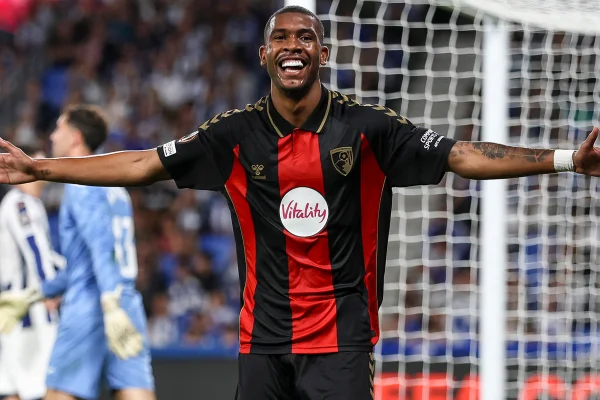 Bournemouth estreia em competições europeias com vitória e gol de Rayan