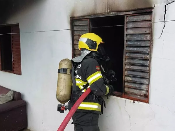 incendio-blumenau-mae-salva-filhos-metropoles