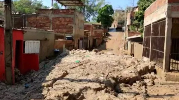 Avó e neta quase se afogam e são salvas por bombeiros durante enchente na Grande BH