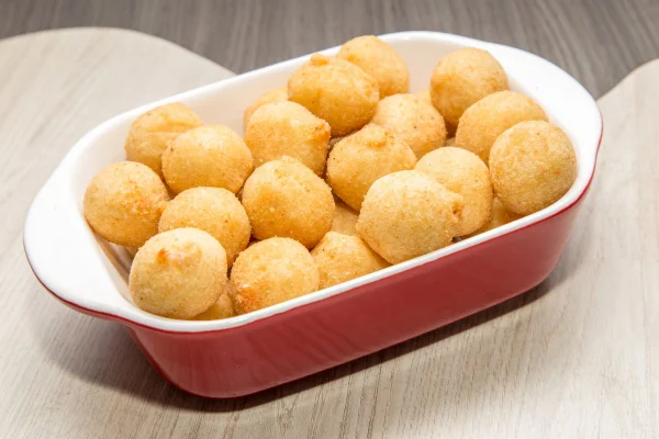 tigela vermelha com bolinhas de queijo dentro