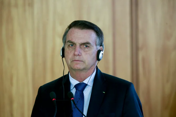 “Se Flávio errou, terá de pagar e eu lamento como pai”, diz Bolsonaro