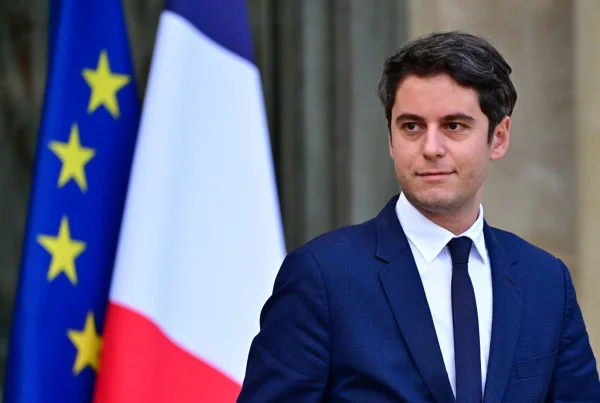 Imagem colorida do primeiro-ministro da França, Gabriel Attal - Metrópoles