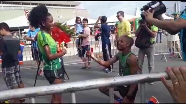 Após vencer corrida, atleta é pedida em casamento na linha de chegada