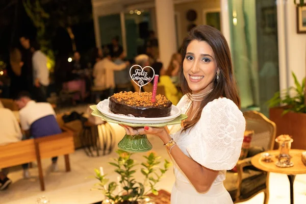 Fernanda Gonzaga comemora aniversário com os amigos em noite intimista