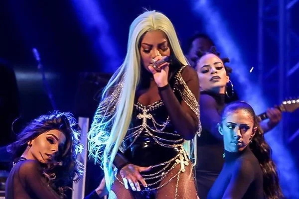 Ludmilla perde o movimento das pernas e é socorrida pelo Samu