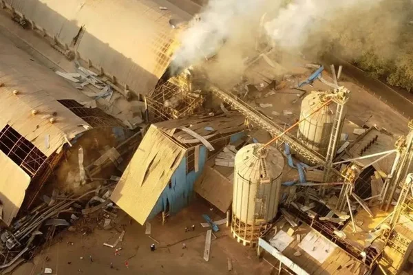 Imagem colorida mostra Explosão em silo de cooperativa no Paraná - Metrópoles
