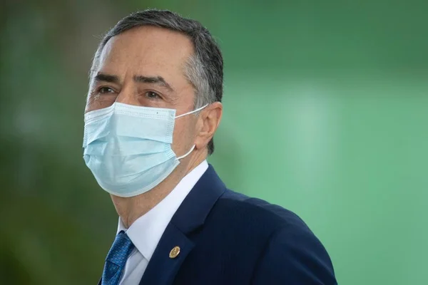 Ministro Luís Roberto Barroso chegando ao STF para reunião com o Governador João Doria
