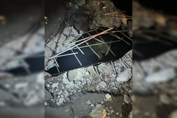 Imagem colorida de Estrutura da ponte danificada após explosão