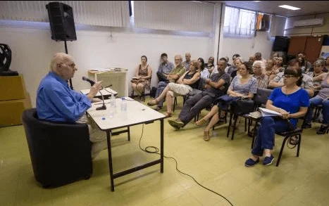 Universidade Aberta com a palestra do Voltaire Schilling Universidade Aberta com a palestra do Voltaire Schilling