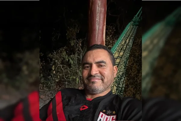 Homem de blusa preta e vermelha - Metrópoles