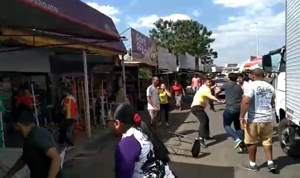 Briga entre lojistas gera quebra-quebra na Feira dos Importados. Vídeo