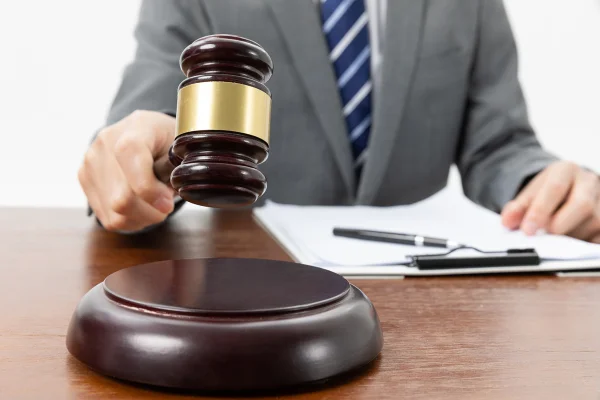 Imagem de um martelo de decisão judicial - Metrópoles