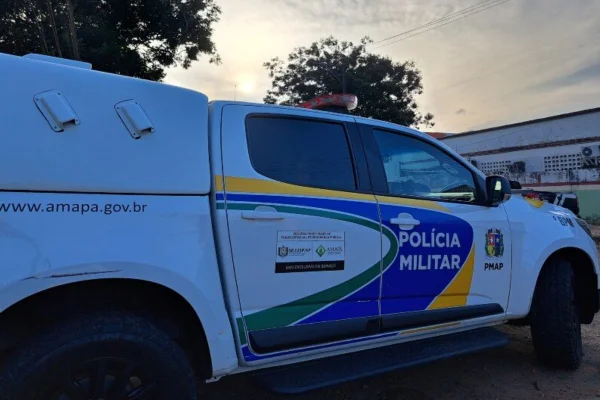 Imagem colorida mostra carro da PM - Metrópoles