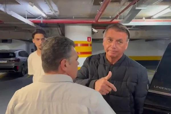 Imagem colorida de Bolsonaro - Metrópoles