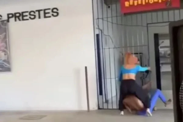 Foto colorida de cavalo tarado em escola do Rio - Metrópoles