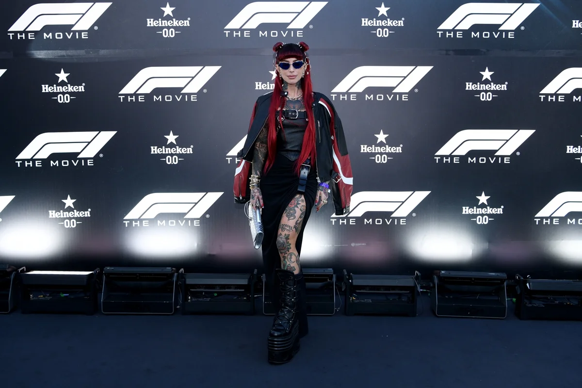 Modelagens oversized com estampas de equipes tradicionais como Ferrari, Mercedes ou Red Bull Modelagens oversized com estampas de equipes tradicionais como Ferrari, Mercedes ou Red Bull
