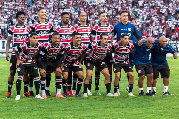 Time do Santa Cruz perfilado antes do jogo contra o Central pela Série D