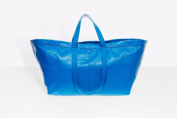 Grife francesa lança bolsa de R$ 6.800 que é igual a uma de R$ 3