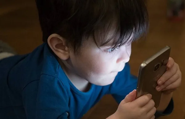 Celular nas escolas? Na França, agora é proibido por lei