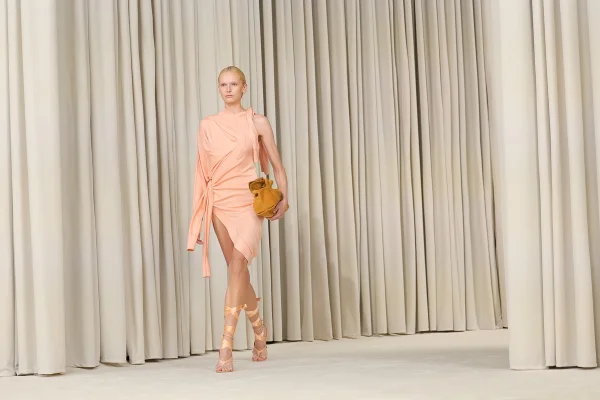 Modelo na passarela da Ferragamo, em Milão. Ela usa um look rosa claro com calçado em estética de balé - Metrópoles